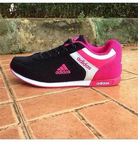 sepatu running wanita adidas.